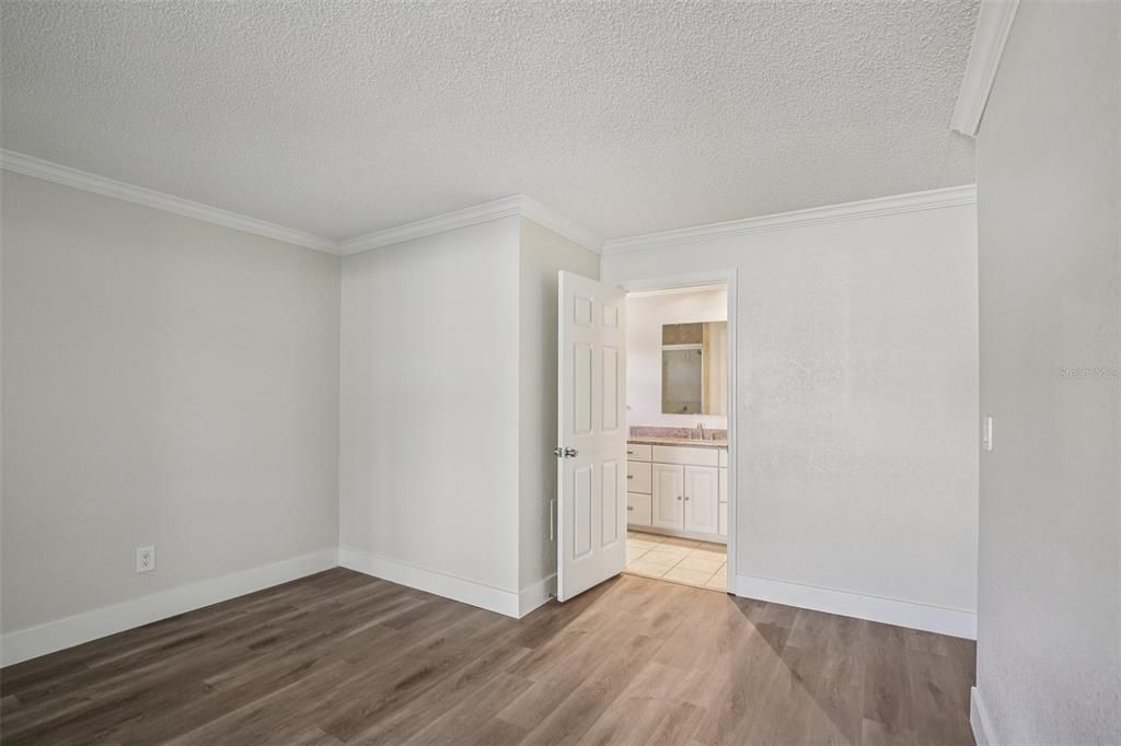 For Sale: $379,999 (2 beds, 2 baths, 1961 Square Feet)