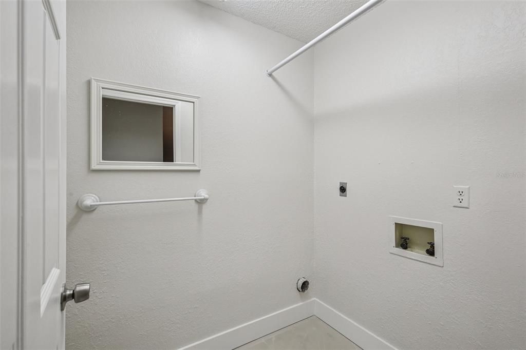 For Sale: $379,999 (2 beds, 2 baths, 1961 Square Feet)