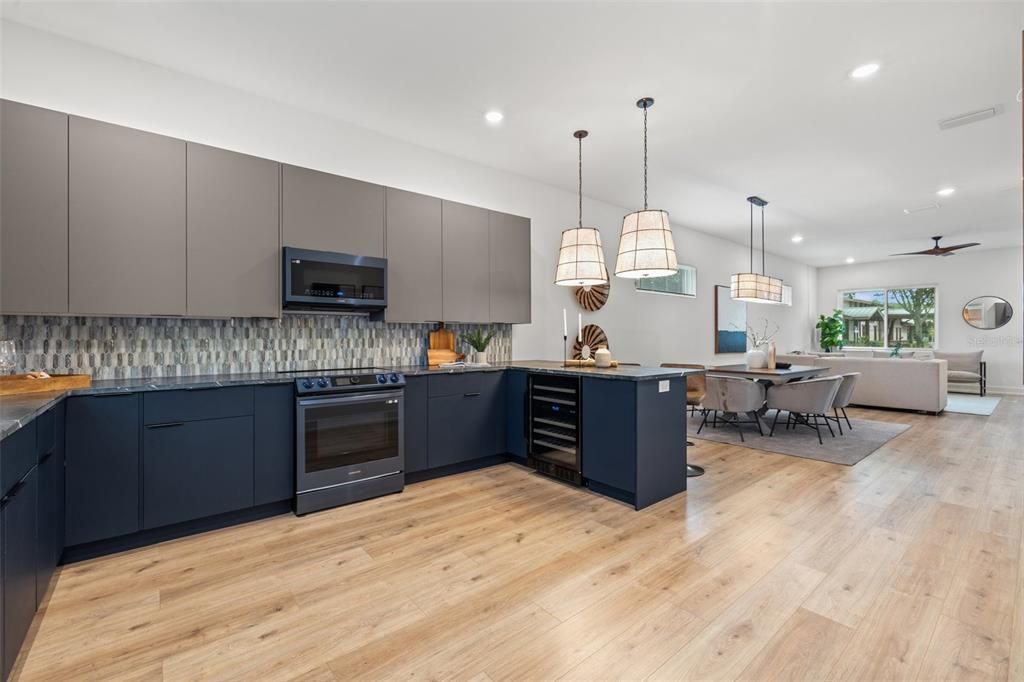 Activo con contrato: $795,000 (3 camas, 3 baños, 2028 Pies cuadrados)