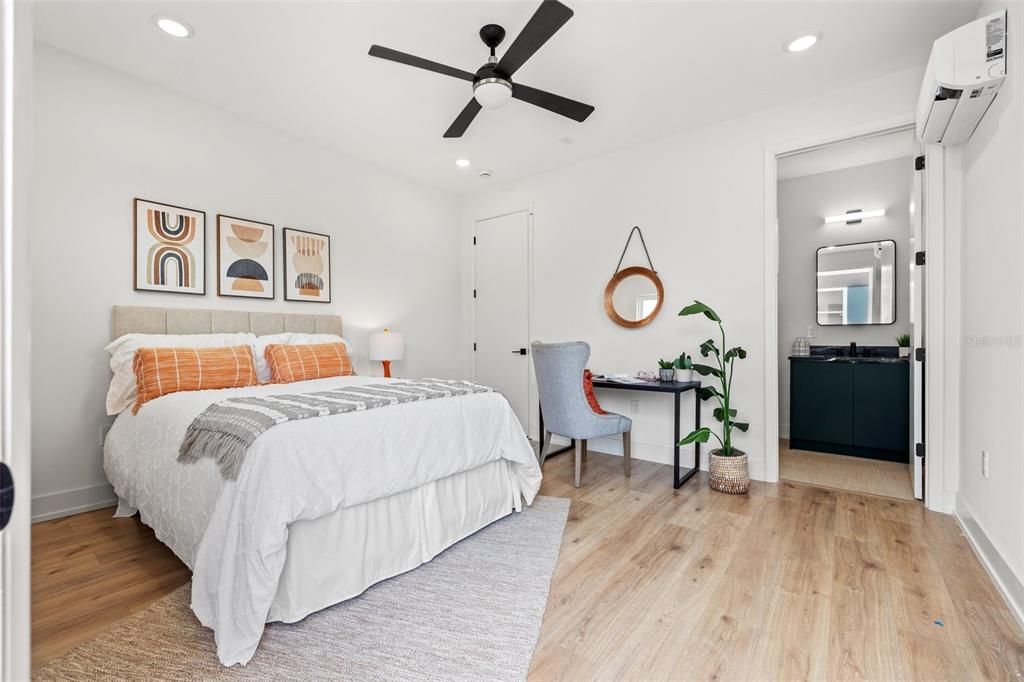 Activo con contrato: $795,000 (3 camas, 3 baños, 2028 Pies cuadrados)