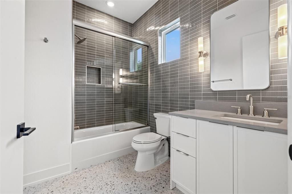 Activo con contrato: $795,000 (3 camas, 3 baños, 2028 Pies cuadrados)