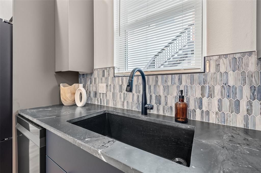 Activo con contrato: $795,000 (3 camas, 3 baños, 2028 Pies cuadrados)