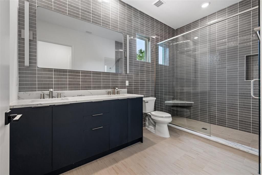 Activo con contrato: $795,000 (3 camas, 3 baños, 2028 Pies cuadrados)