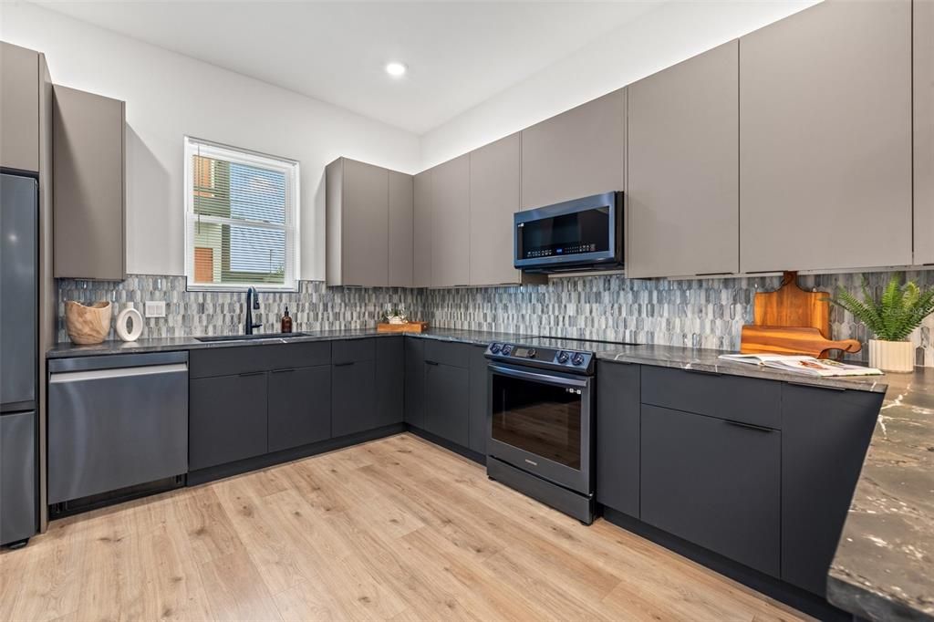 Activo con contrato: $795,000 (3 camas, 3 baños, 2028 Pies cuadrados)