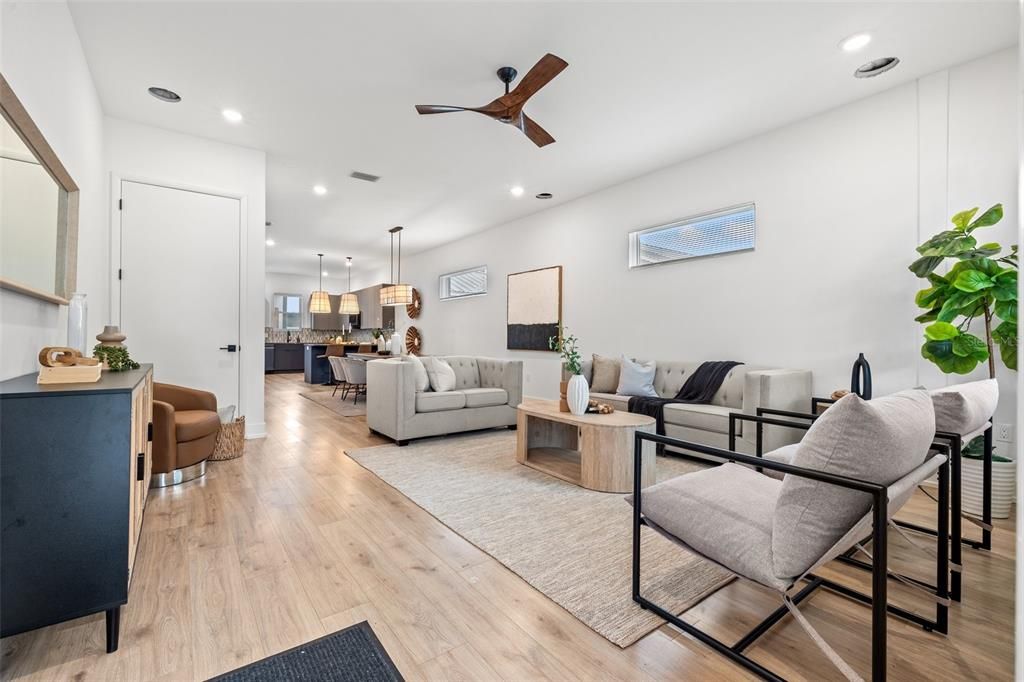 Activo con contrato: $795,000 (3 camas, 3 baños, 2028 Pies cuadrados)