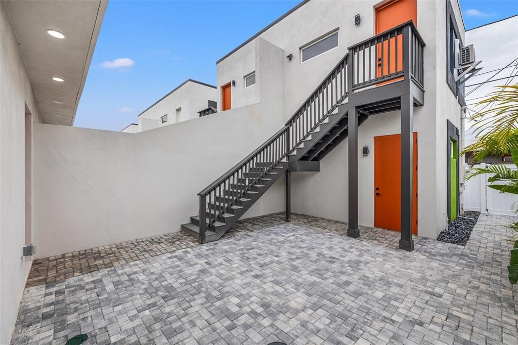 Activo con contrato: $795,000 (3 camas, 3 baños, 2028 Pies cuadrados)