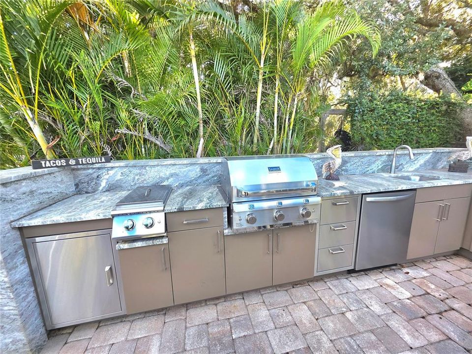 待售: $305,000 (0.07 acres)