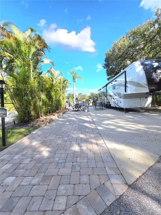 待售: $305,000 (0.07 acres)