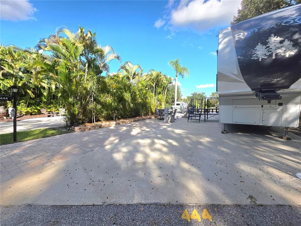 待售: $305,000 (0.07 acres)