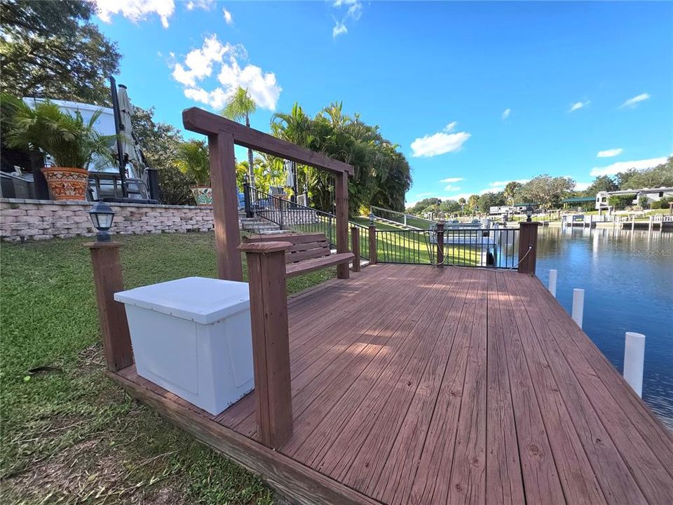 待售: $305,000 (0.07 acres)