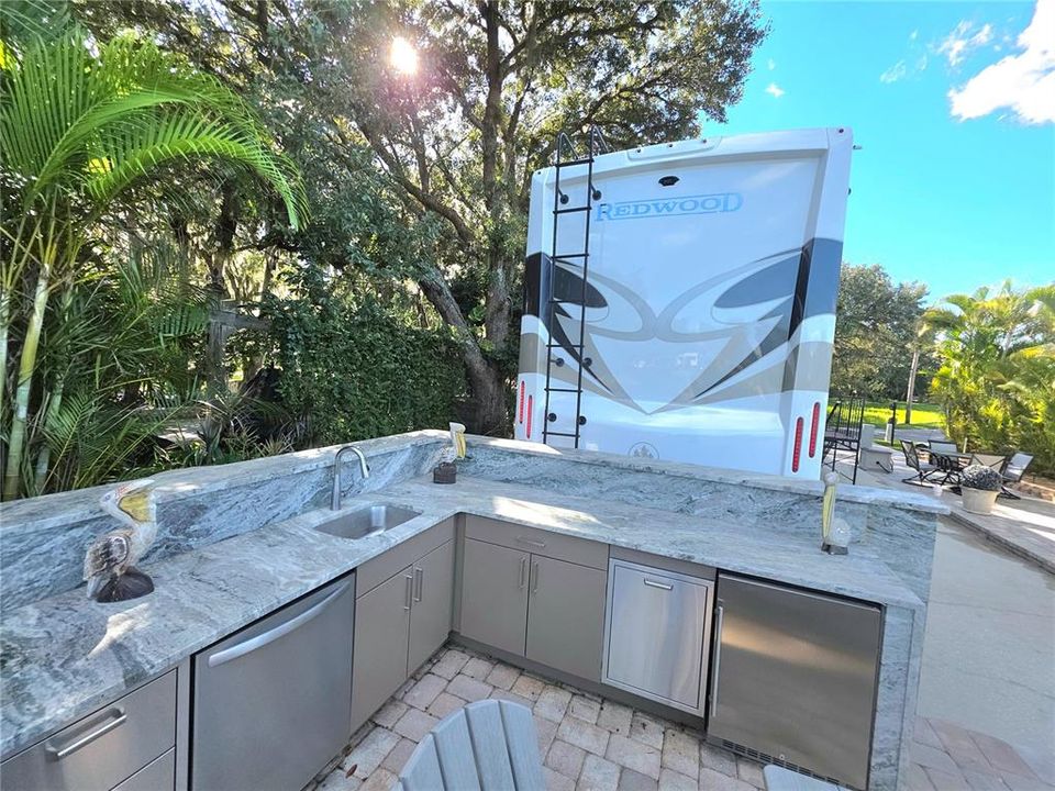 待售: $305,000 (0.07 acres)