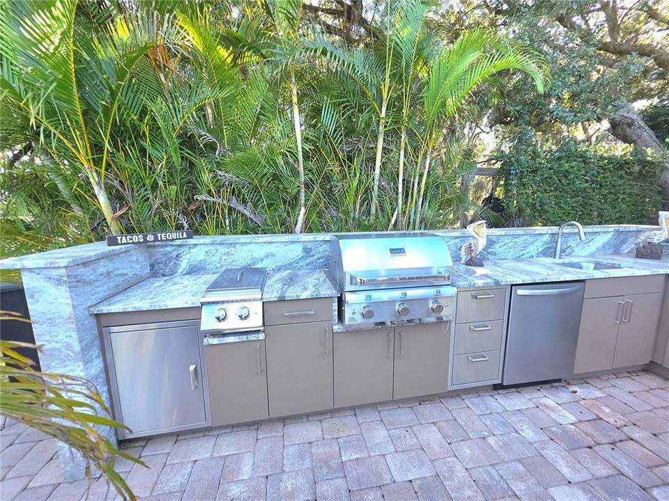 待售: $305,000 (0.07 acres)