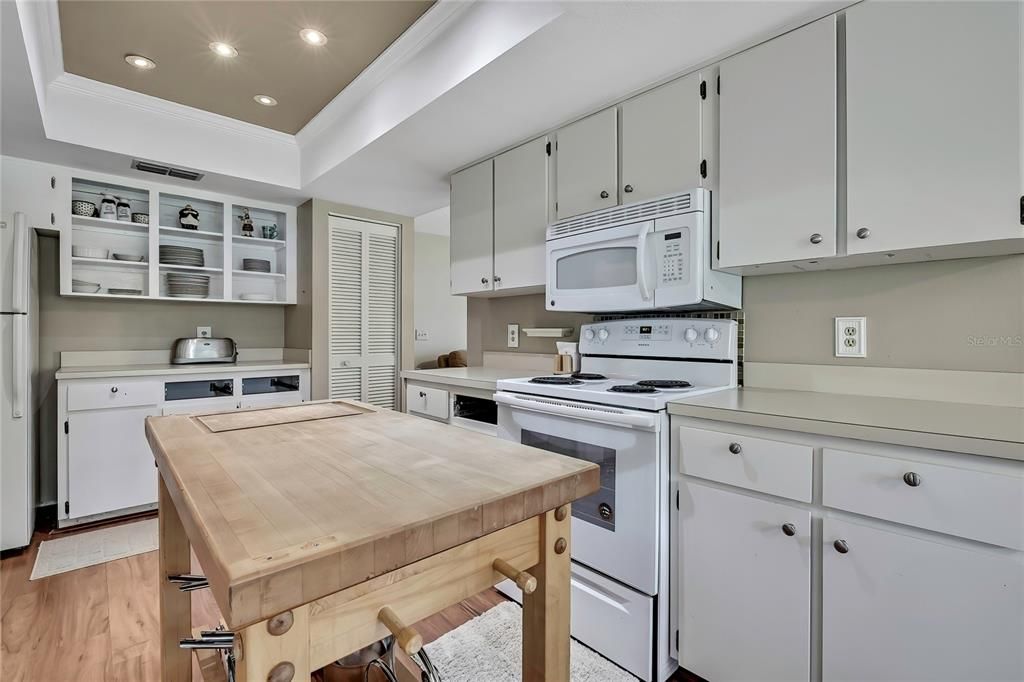 For Sale: $329,900 (2 beds, 2 baths, 2020 Square Feet)