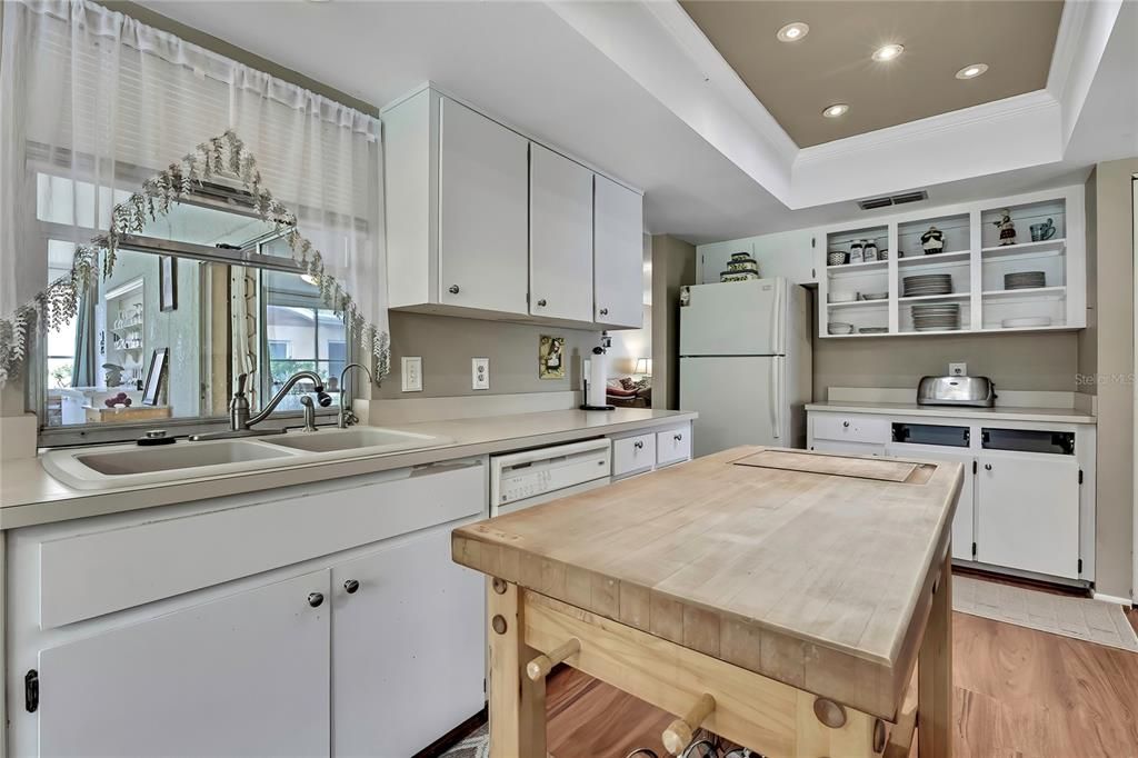 For Sale: $329,900 (2 beds, 2 baths, 2020 Square Feet)