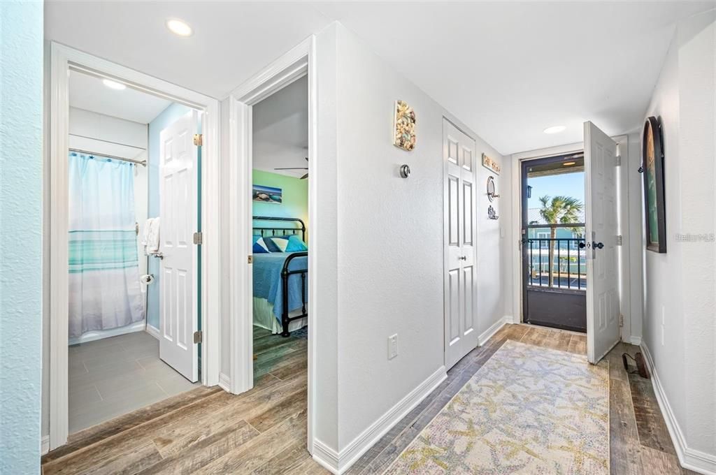 На продажу: $325,000 (2 спален, 2 ванн, 1103 Квадратных фут)