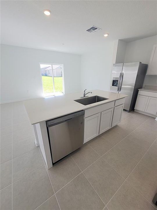 合同活跃: $1,800 (4 贝兹, 2 浴室, 1880 平方英尺)