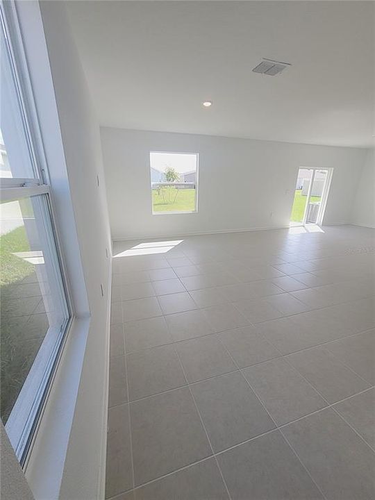 合同活跃: $1,800 (4 贝兹, 2 浴室, 1880 平方英尺)