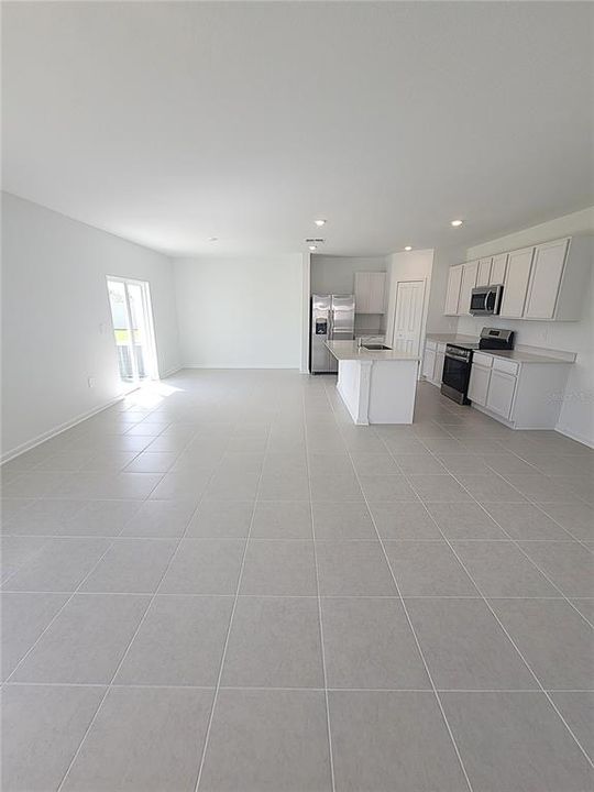 合同活跃: $1,800 (4 贝兹, 2 浴室, 1880 平方英尺)