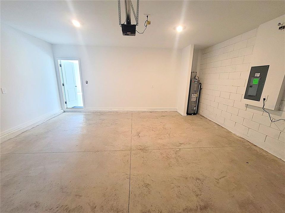 合同活跃: $1,800 (4 贝兹, 2 浴室, 1880 平方英尺)