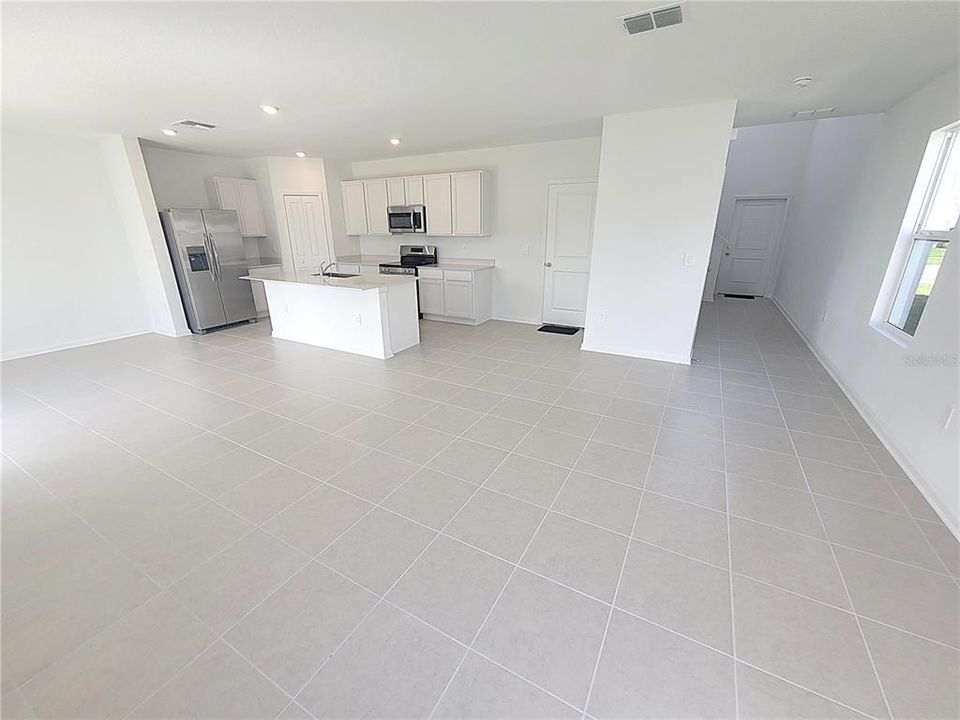 合同活跃: $1,800 (4 贝兹, 2 浴室, 1880 平方英尺)