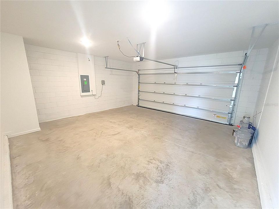 合同活跃: $1,800 (4 贝兹, 2 浴室, 1880 平方英尺)