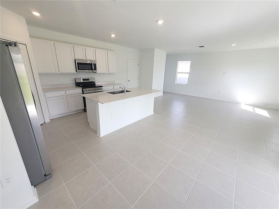 合同活跃: $1,800 (4 贝兹, 2 浴室, 1880 平方英尺)