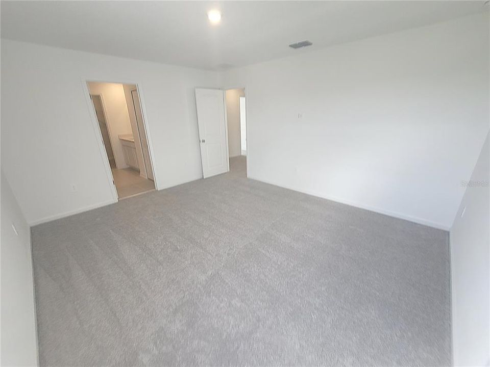 合同活跃: $1,800 (4 贝兹, 2 浴室, 1880 平方英尺)