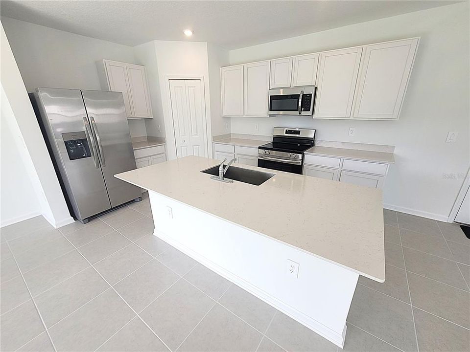 合同活跃: $1,800 (4 贝兹, 2 浴室, 1880 平方英尺)