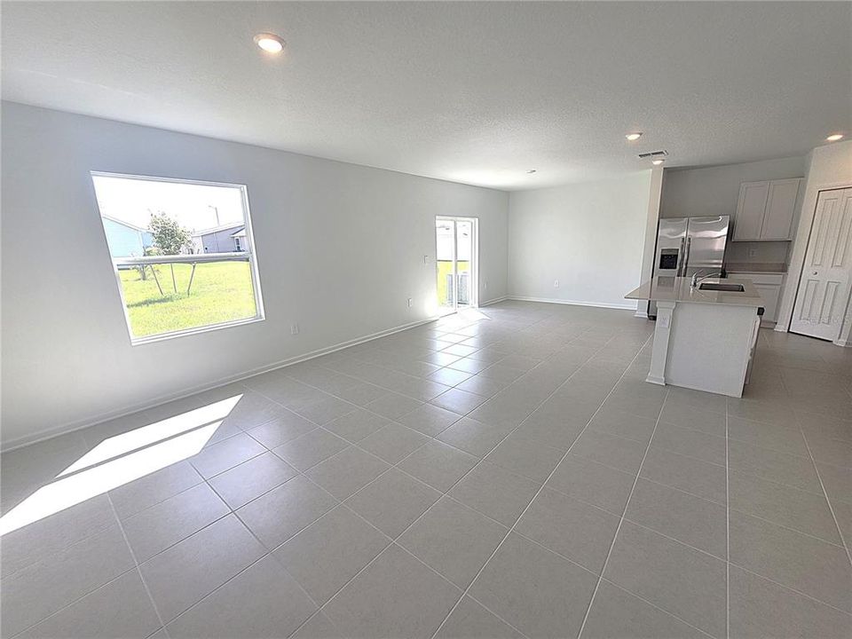 合同活跃: $1,800 (4 贝兹, 2 浴室, 1880 平方英尺)