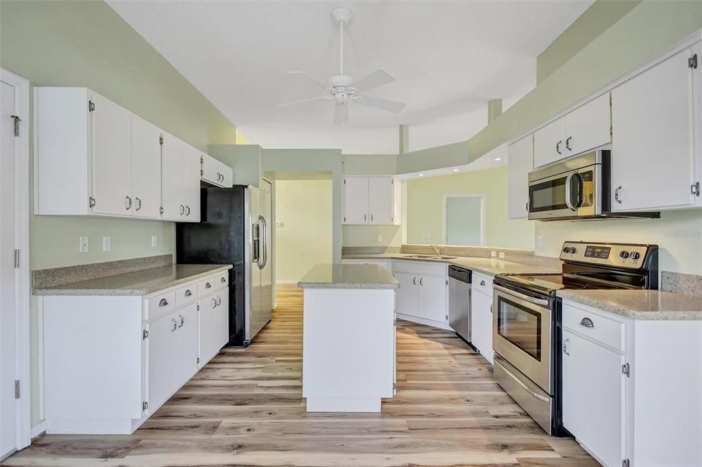 待售: $275,000 (2 贝兹, 2 浴室, 1651 平方英尺)