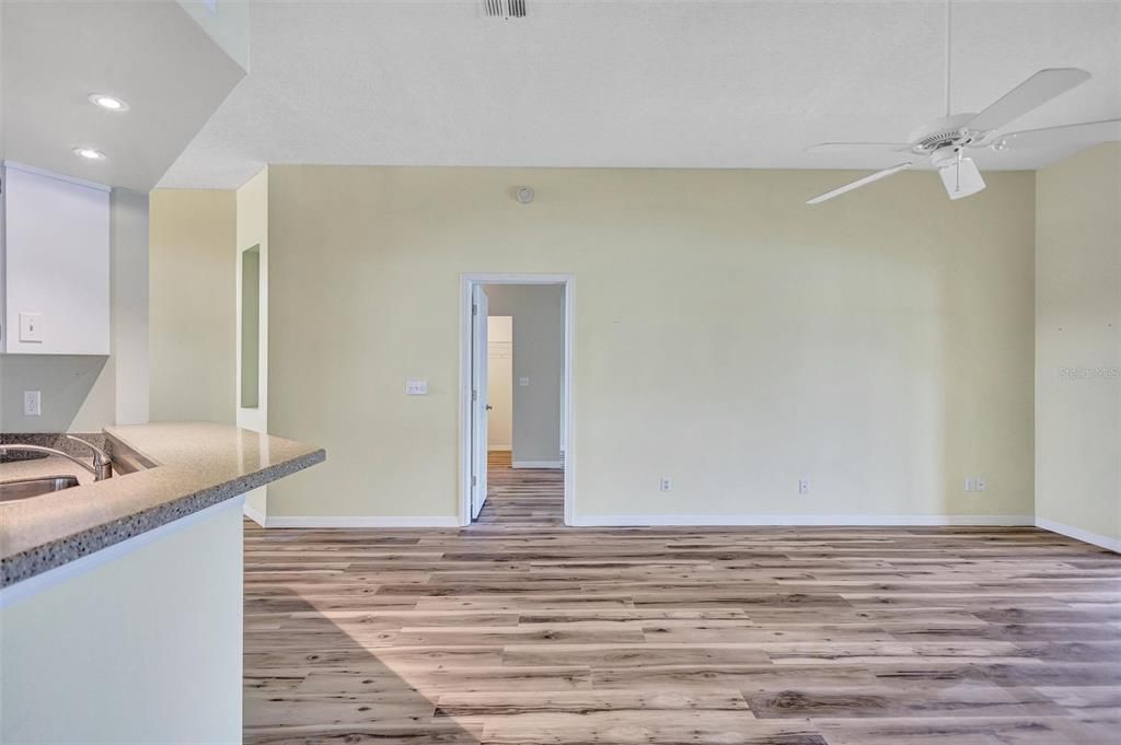 待售: $275,000 (2 贝兹, 2 浴室, 1651 平方英尺)