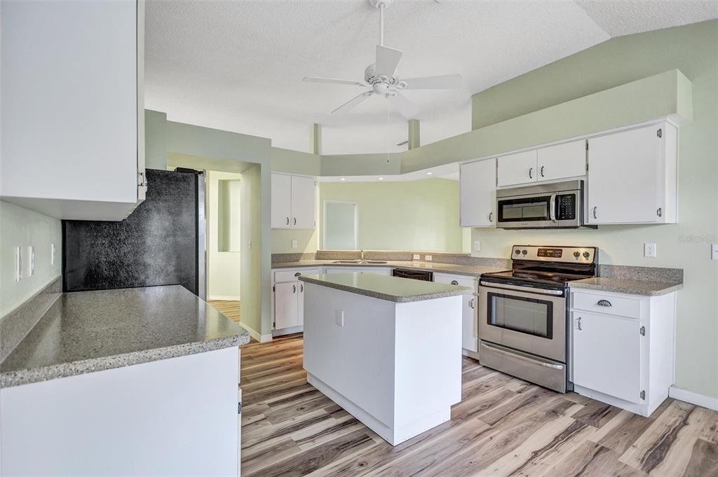 待售: $275,000 (2 贝兹, 2 浴室, 1651 平方英尺)