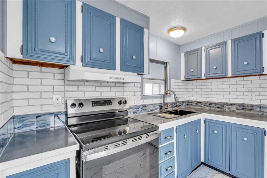 For Sale: $99,800 (2 beds, 1 baths, 672 Square Feet)