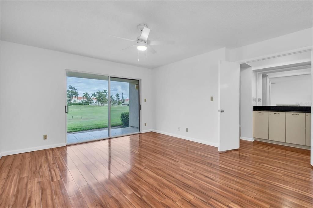 待售: $399,000 (2 贝兹, 2 浴室, 1075 平方英尺)