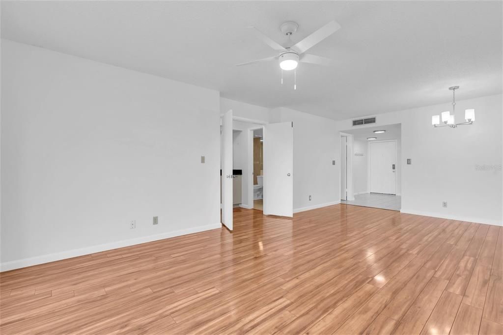 待售: $399,000 (2 贝兹, 2 浴室, 1075 平方英尺)