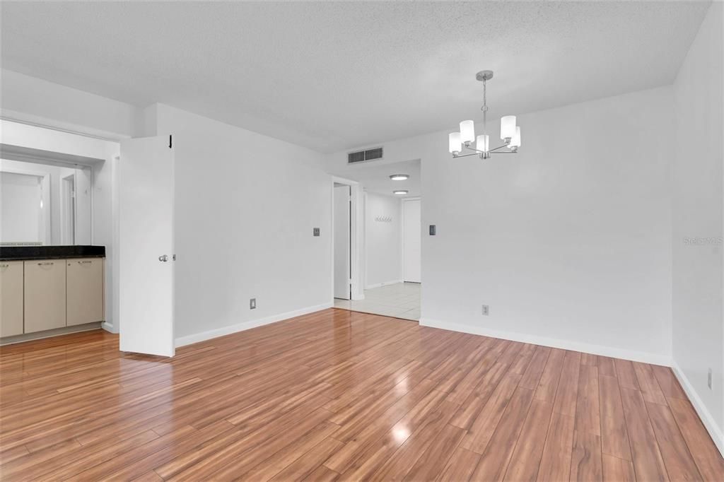 待售: $399,000 (2 贝兹, 2 浴室, 1075 平方英尺)