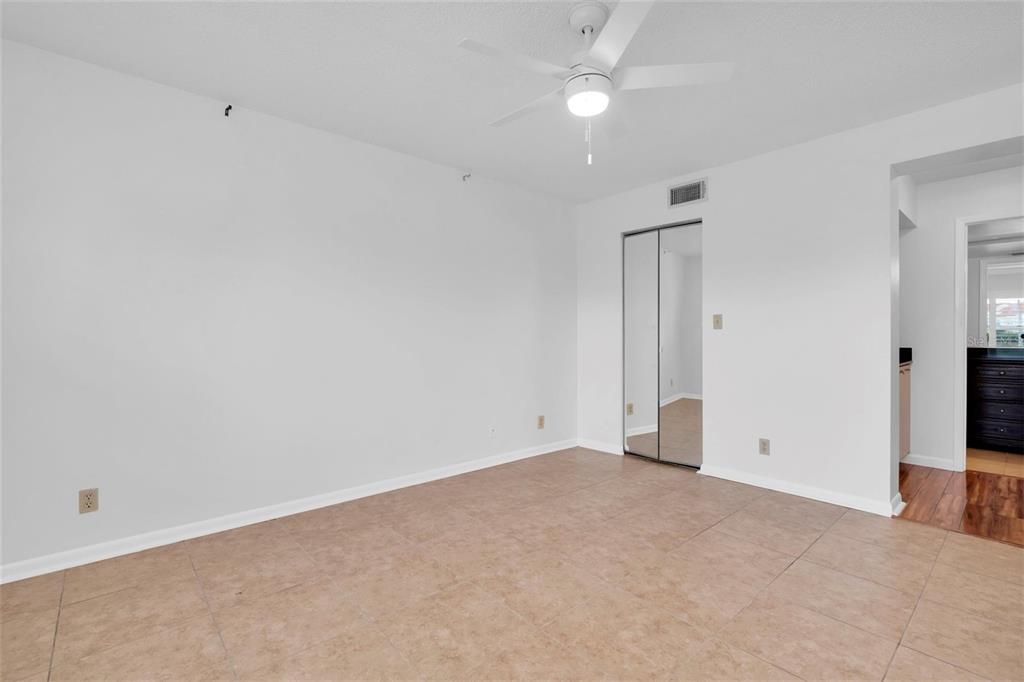 待售: $399,000 (2 贝兹, 2 浴室, 1075 平方英尺)