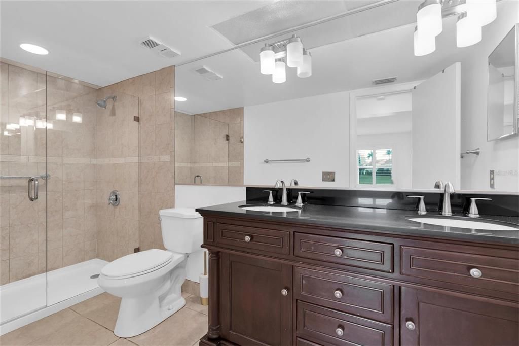 待售: $399,000 (2 贝兹, 2 浴室, 1075 平方英尺)