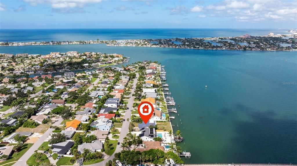 En Venta: $2,295,000 (2 camas, 2 baños, 2400 Pies cuadrados)