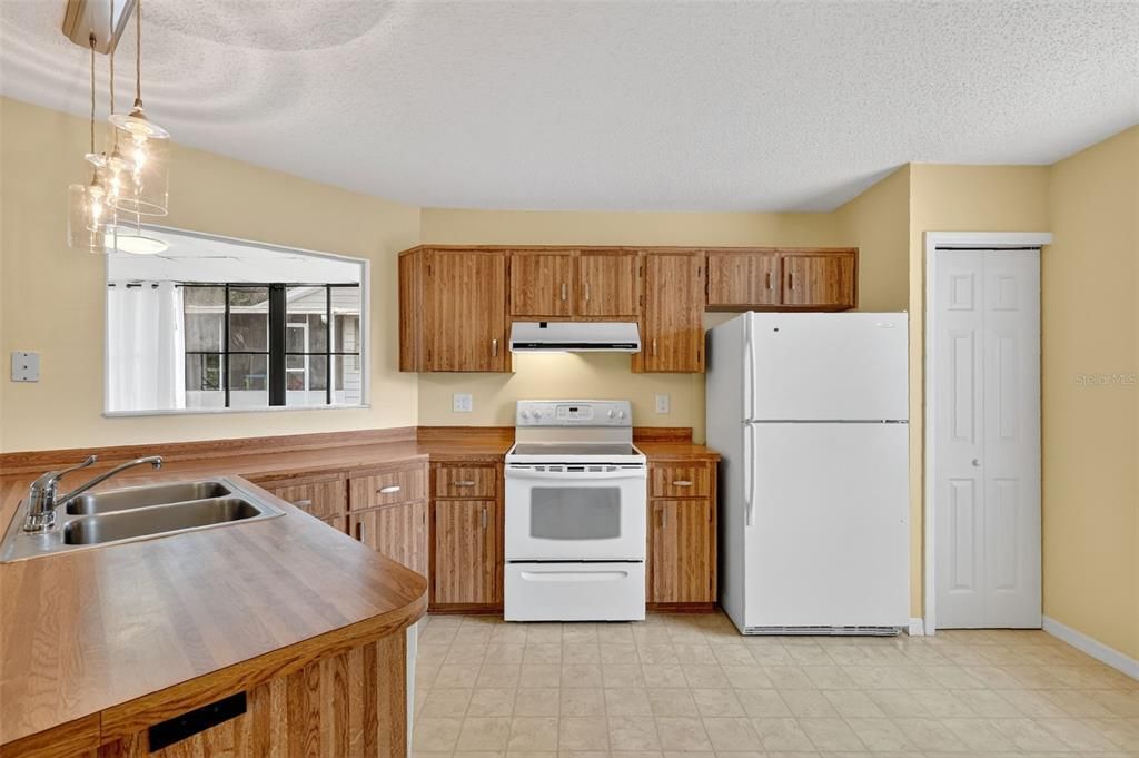 For Sale: $219,900 (2 beds, 2 baths, 1157 Square Feet)