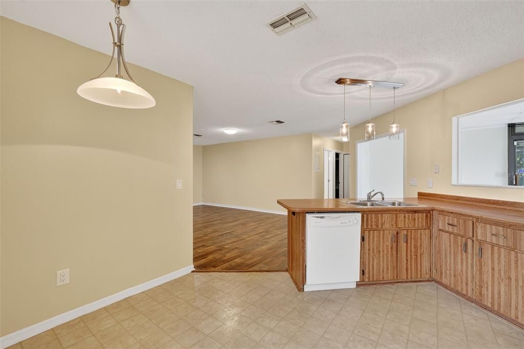 For Sale: $219,900 (2 beds, 2 baths, 1157 Square Feet)