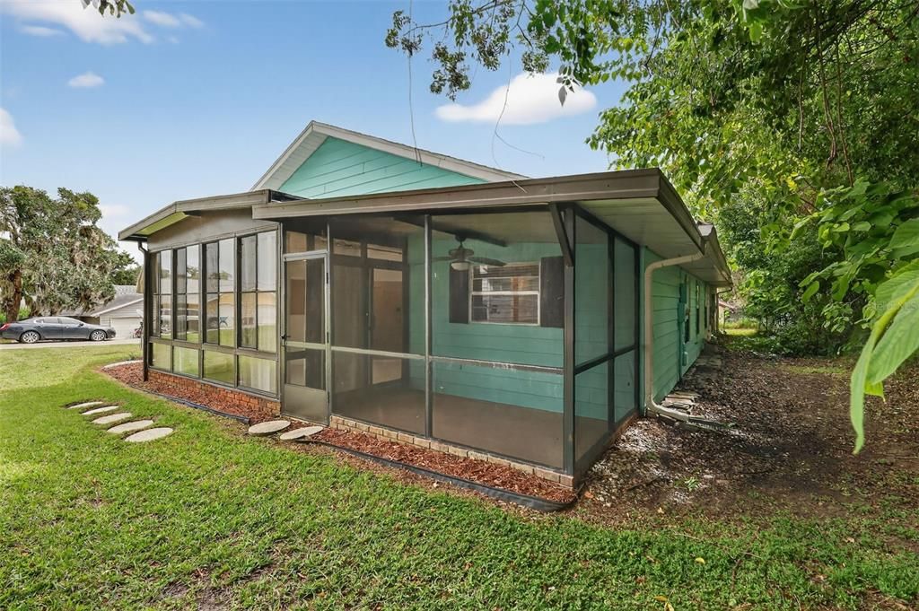 For Sale: $219,900 (2 beds, 2 baths, 1157 Square Feet)