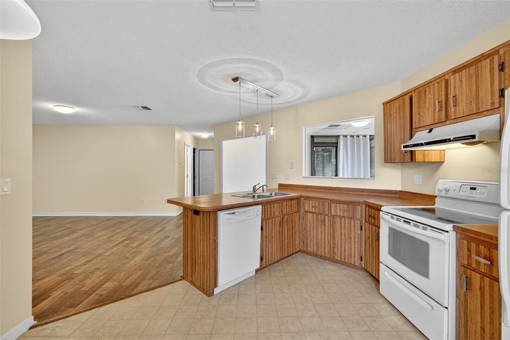 For Sale: $219,900 (2 beds, 2 baths, 1157 Square Feet)