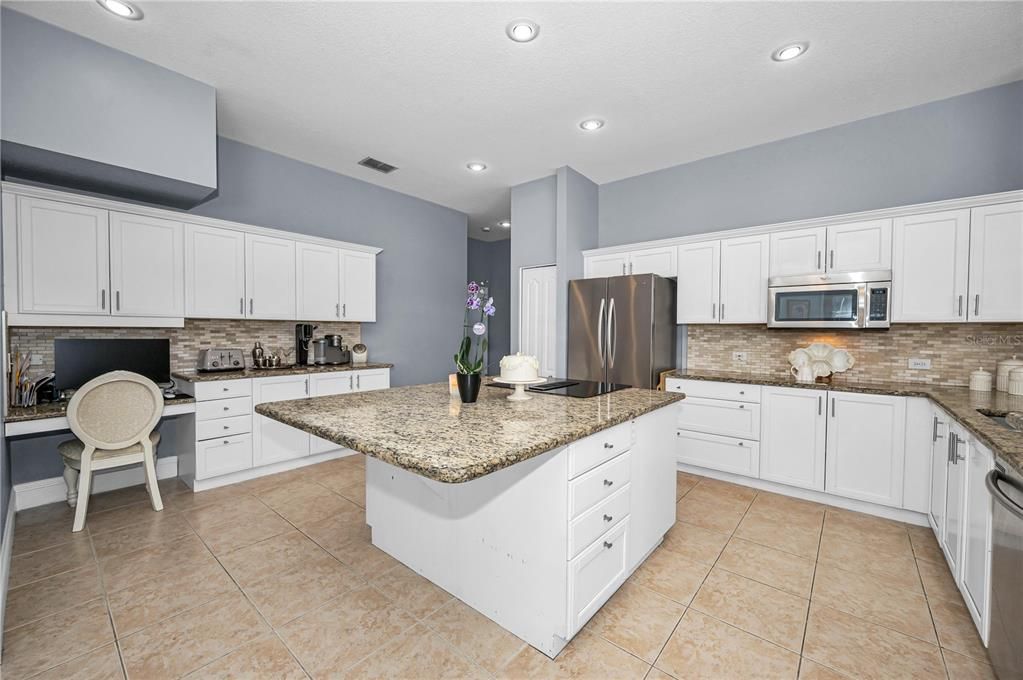 Activo con contrato: $785,000 (5 camas, 3 baños, 2986 Pies cuadrados)