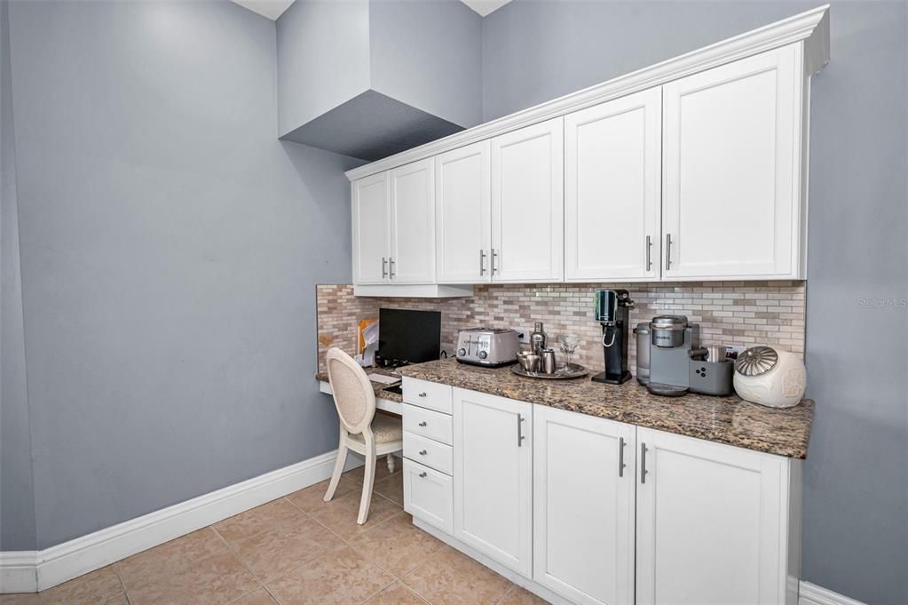 Activo con contrato: $785,000 (5 camas, 3 baños, 2986 Pies cuadrados)