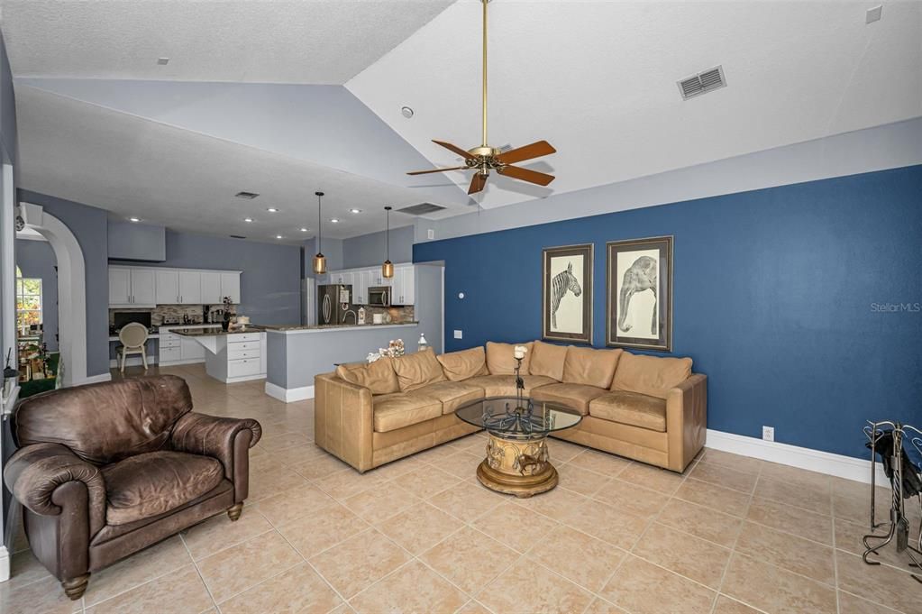 Activo con contrato: $785,000 (5 camas, 3 baños, 2986 Pies cuadrados)