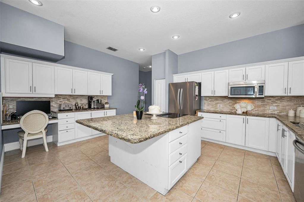 Activo con contrato: $785,000 (5 camas, 3 baños, 2986 Pies cuadrados)