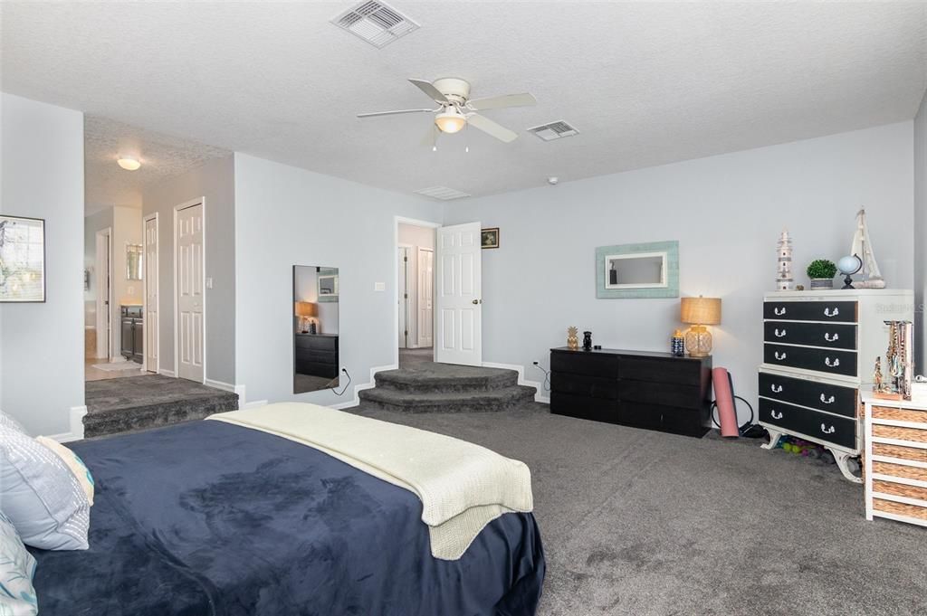 Activo con contrato: $515,000 (4 camas, 2 baños, 2317 Pies cuadrados)