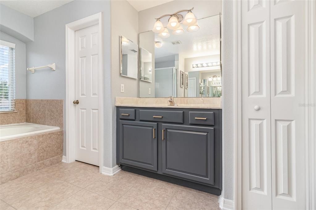 Activo con contrato: $515,000 (4 camas, 2 baños, 2317 Pies cuadrados)