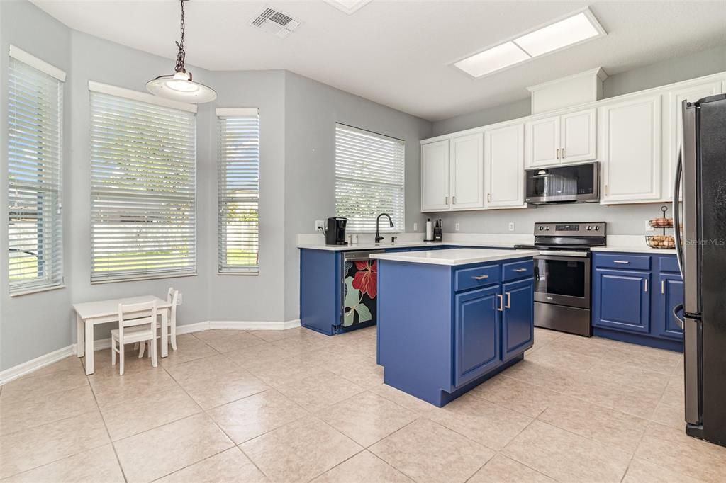 Activo con contrato: $515,000 (4 camas, 2 baños, 2317 Pies cuadrados)